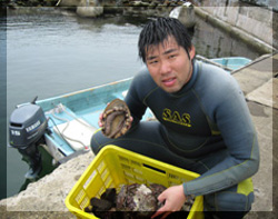 こだわりの特別コース 素潜りで獲った天然アワビ あわびにうるさい2代目若大将が、自ら素潜りで獲る天然あわび。越前海岸で獲れた新鮮な活あわびを、お一人様3〜4枚お付けします。 (大きさにより異なります。)